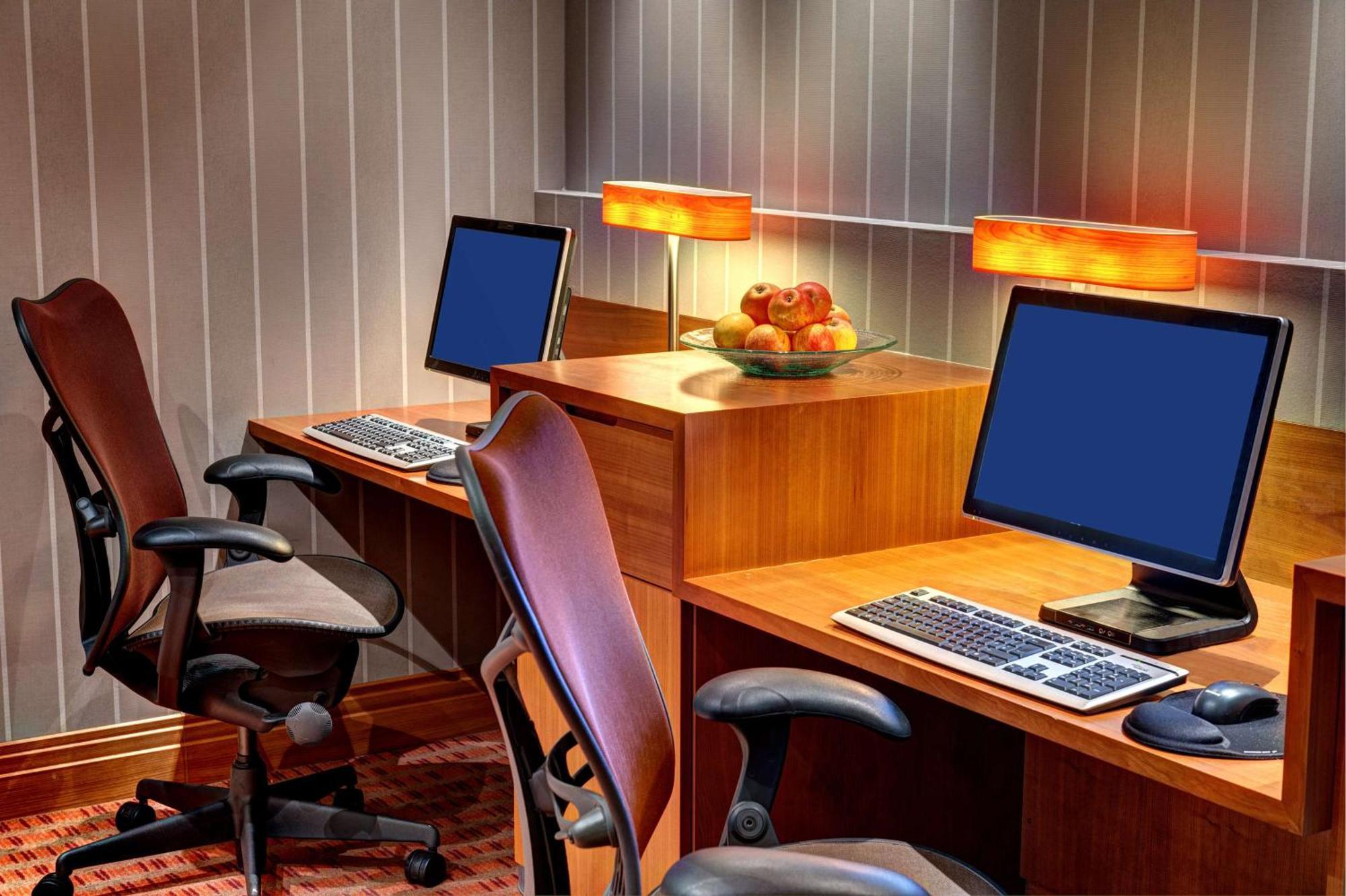 Hilton Garden Inn Frankfurt Airport Φραγκφούρτη Εξωτερικό φωτογραφία Internet cafe