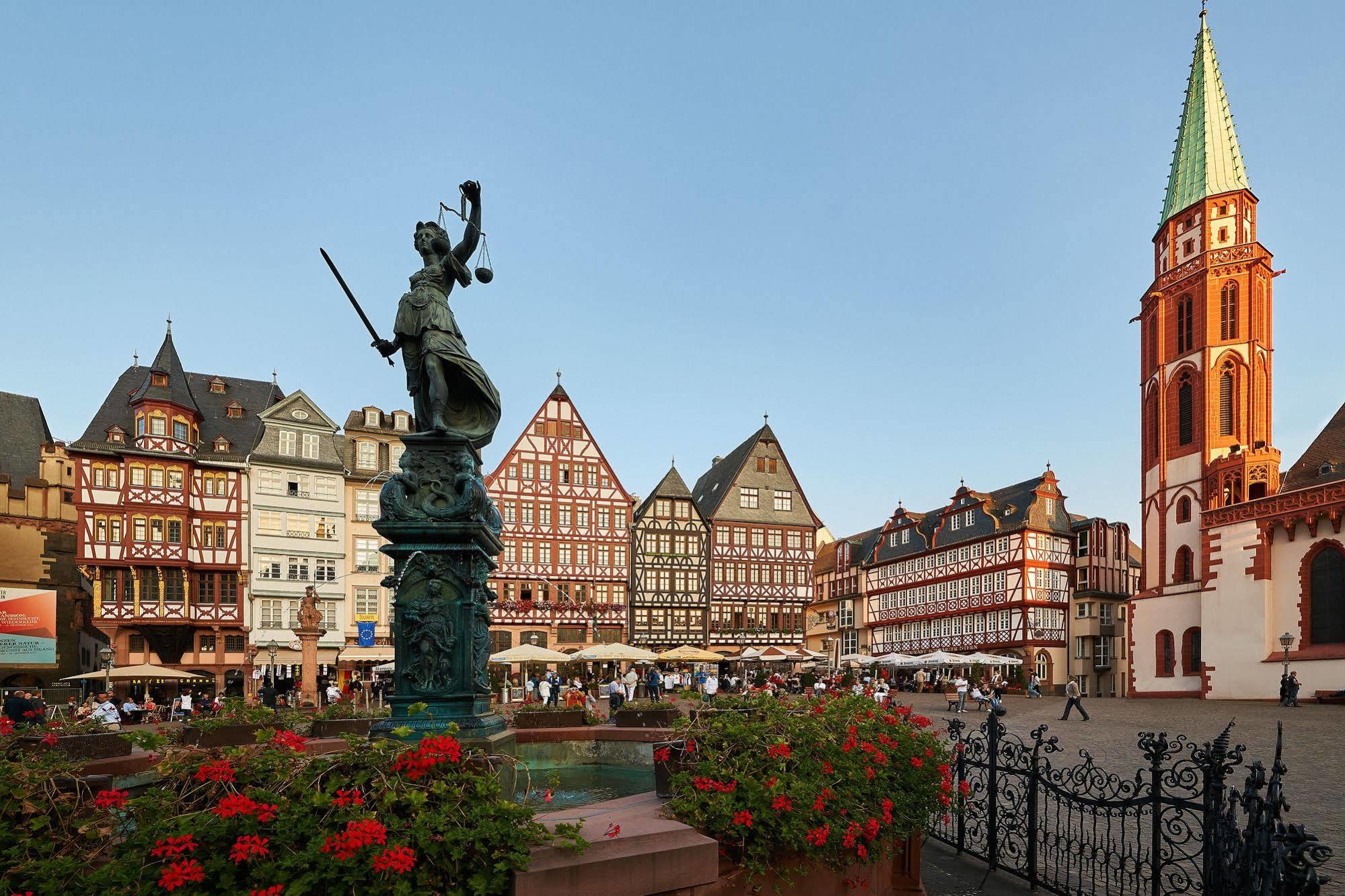 Hilton Garden Inn Frankfurt Airport Φραγκφούρτη Εξωτερικό φωτογραφία The statue of Lady Justice in the city of Trier